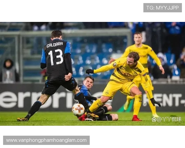 多特蒙德高位压迫战术下，防线空当频现，快速反击威胁加剧