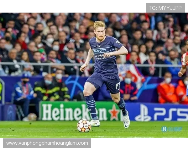 德布劳内与哈维中场能力对比:组织方式与比赛影响力解析 德布劳内与哈维中场能力对比:组织方式与比赛影响力解析