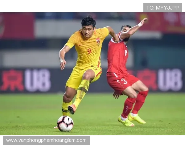 张玉宁赛场上认真得像考试，休息时竟然敢这样放飞自己？